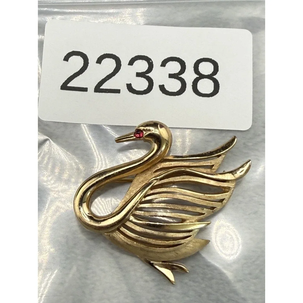 Vintage Trifari‎ Brooch Gold Tone Swan